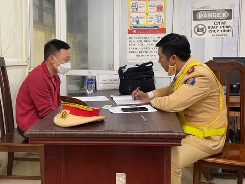 Tài xế ô tô đâm 10 xe máy ở Hà Nội có nồng độ cồn vượt mức kịch khung