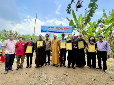 Chuỗi hoạt động “Tết nhân ái” 2023: Tặng 2 cây cầu và 200 phần quà tại Vĩnh Long