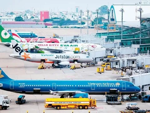 Bị giữ lại sân bay khi mang thuốc lá, smartphone số lượng lớn