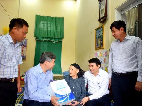 Đại diện Bảo hiểm xã hội Hà Nội tới thăm và tặng quà mẹ Việt Nam Anh hùng