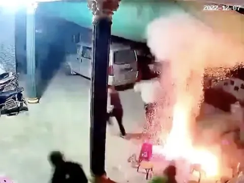 7 người trong gia đình suýt gặp nguy hiểm khi ngồi sưởi ấm quanh bếp than