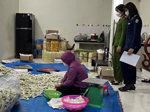Hà Nội: Phát hiện cơ sở sản xuất bánh gạo nhái nhãn hiệu nổi tiếng