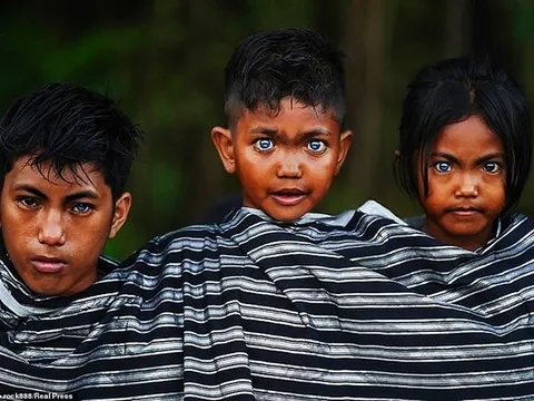 Indonesia: Kỳ lạ bộ tộc có màu mắt xanh biếc