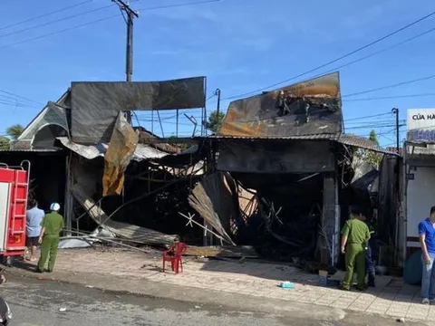 Cửa hàng điện gia dụng bốc cháy dữ dội, hai trẻ em ngạt khói tử vong