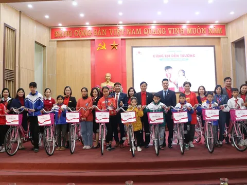 Hội Chữ thập đỏ tỉnh Phú Thọ: Trao tặng xe đạp cho học sinh trước thềm năm mới