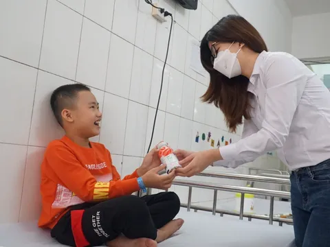 Chương trình 'Trao nhau quà sức khỏe, xoay nắp đón điều may' của Tập đoàn TH mang hàng ngàn bữa ăn dinh dưỡng tới các bệnh nhi khó khăn