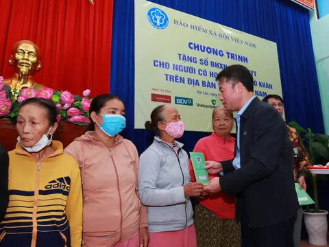 Tặng sổ BHXH, thẻ BHYT: Trao nhân ái, lan tỏa yêu thương
