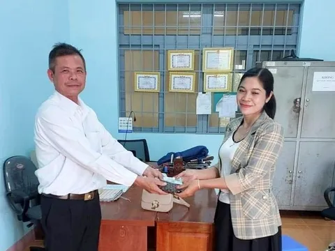 Đắk Nông: Người đàn ông nhặt được iPhone 13 và 40 triệu đồng tìm cách trả lại người mất