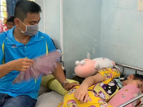 Trẻ mắc viêm màng não tăng mạnh: Thấy các triệu chứng này, đưa trẻ đi khám ngay