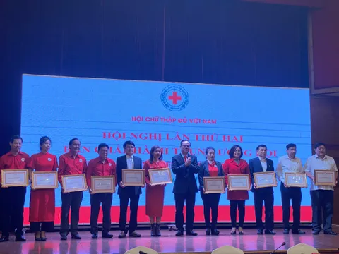 Tặng Cờ thi đua cho 26 đơn vị xuất sắc trong công tác Hội và phong trào Chữ thập đỏ