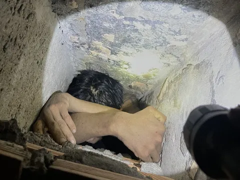 Phá tường giải cứu tên trộm bị mắc kẹt trong lối thoát hơi khi chạy trốn