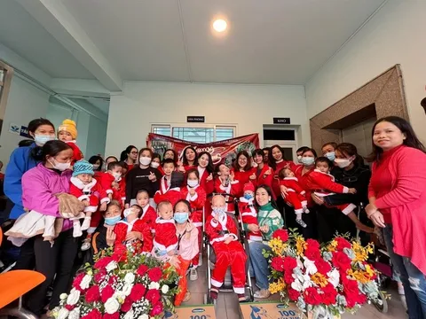 Giáng sinh ấm áp cho những bệnh nhi “thiệt thòi”