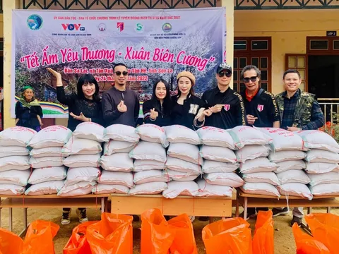 Trao quà Tết cho bà con người Mông ở bản Sa Lai (Sơn La)