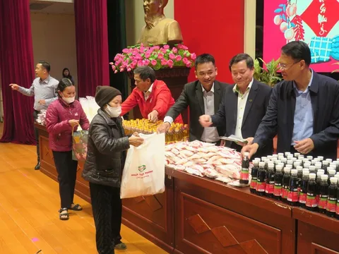 Hội Chữ thập đỏ thành phố trao tặng 465 suất quà cho người dân có hoàn cảnh khó khăn