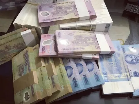 Đổi tiền lẻ ăn chênh lệch có vi phạm pháp luật?