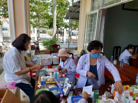 Khám bệnh, cấp thuốc miễn phí cho phụ nữ nghèo ở huyện Mộc Hóa