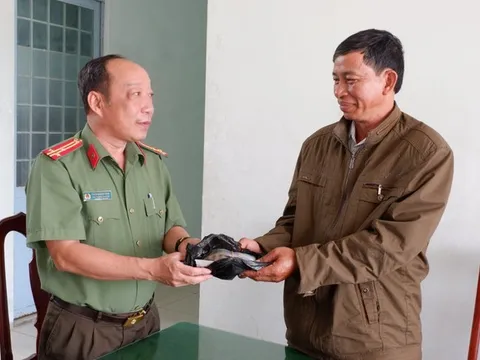 Kiên Giang: Người đàn ông nhặt được 70 triệu, nhờ công an trao trả người đánh rơi