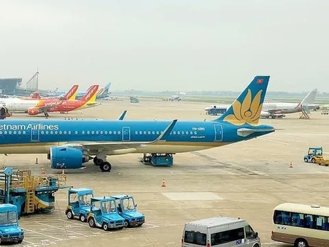 Hút thuốc trên máy bay, 2 hành khách bị cấm bay