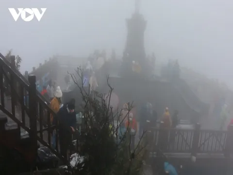 Du khách đổ xô lên Fansipan ngắm tuyết rơi