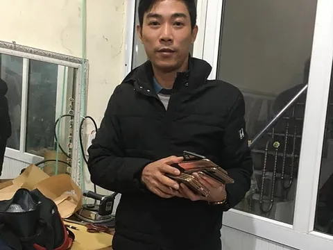 Nam thanh niên đánh rơi 18 chiếc iPhone, được người tốt hoàn trả