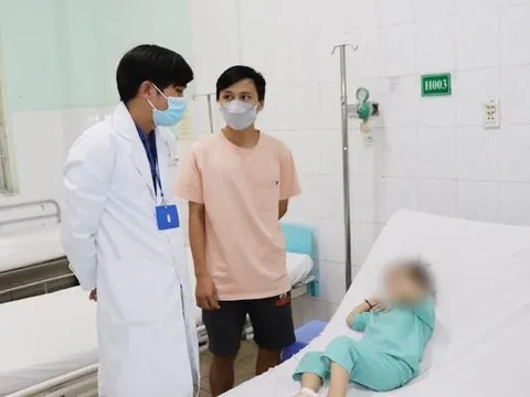 Lâm Đồng: Phẫu thuật lấy búi tóc lớn ra khỏi dạ dày bé gái 3 tuổi