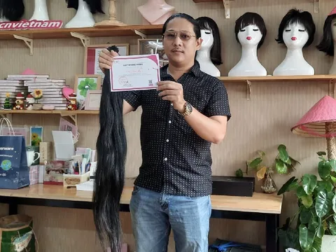 Chàng trai ở TP.HCM hiến mái tóc dài gần 10 năm dài 80cm