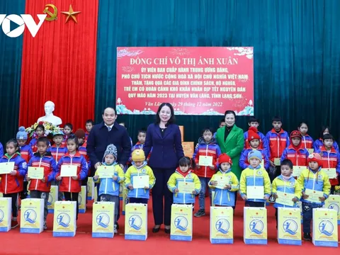 Phó Chủ tịch nước tặng quà gia đình chính sách, hộ nghèo tỉnh Lạng Sơn