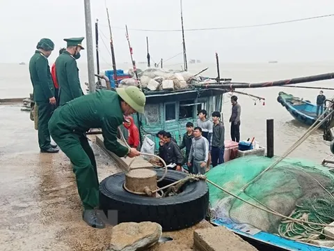 Quảng Bình: Kịp thời cứu sống 8 ngư dân của tàu cá bị chìm trên biển