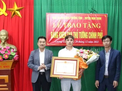 Trao tặng Bằng khen Thủ tướng cho thanh niên cứu 2 bé gái bị đuối nước