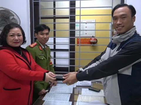 Người phụ nữ tốt bụng trao trả 16 triệu đồng cho tài xế xe công nghệ