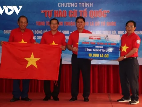 Trao tặng 10.000 lá cờ Tổ quốc cho ngư dân tỉnh Ninh Thuận