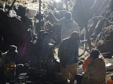 Chạy đua với thời gian để giải cứu bé trai rơi xuống trụ bê tông 35 m