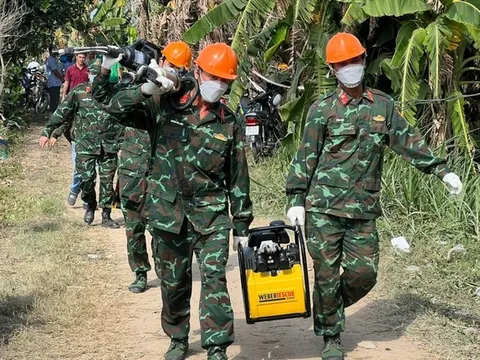 Vụ bé trai 10 tuổi rơi xuống hố bê tông: Lực lượng công binh vào cuộc giải cứu