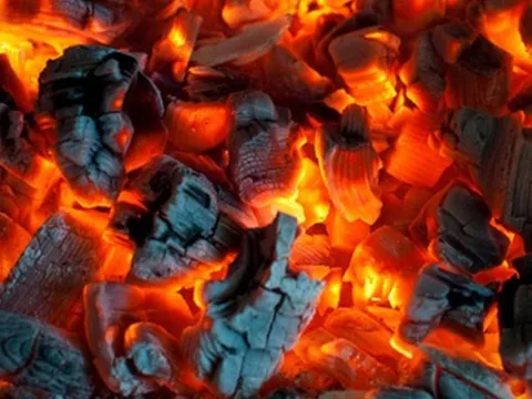 Hai vợ chồng tử vong bên chậu than củi đã tàn