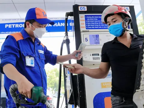 Giá xăng có thể tăng tiếp 900 đồng/lít