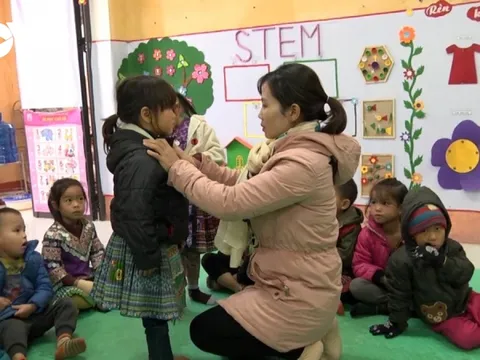 Giữ ấm cho học sinh vùng cao ngày giá rét