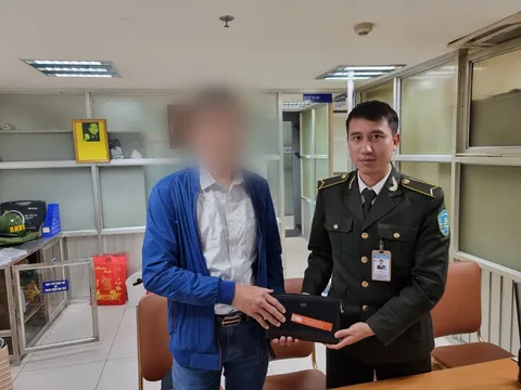 Hành khách bỏ quên 130 triệu đồng trên xe đẩy hành lý ở sân bay Nội Bài