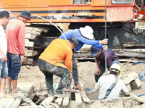 Chuyên gia Nhật Bản trực tiếp đến hiện trường hỗ trợ đưa thi thể bé 10 tuổi lên mặt đất