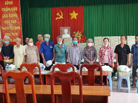 Long An: Hội Chữ thập đỏ huyện Thủ Thừa tổ chức tặng quà tại xã Mỹ Thạnh