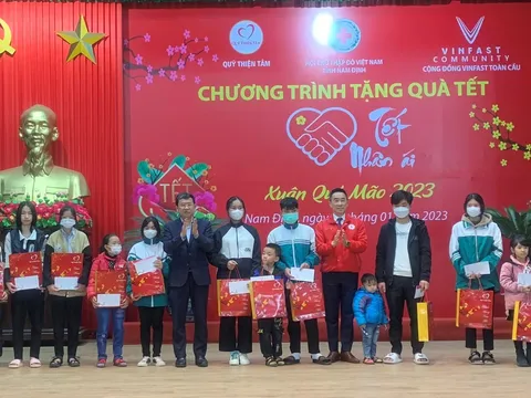 Nam Định: Lãnh đạo Trung ương và lãnh đạo tỉnh tặng quà tết các hộ gia đình có hoàn cảnh khó khăn