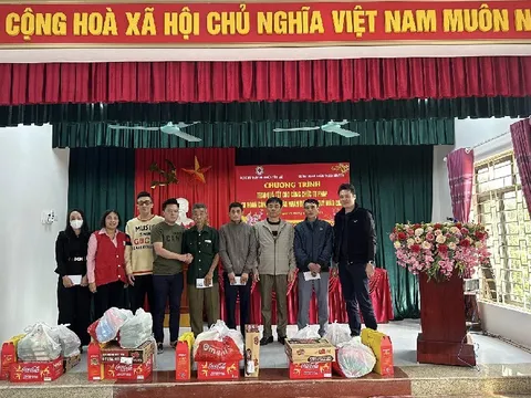 Trao quà Tết cho cán bộ Tư pháp có hoàn cảnh khó khăn năm 2023