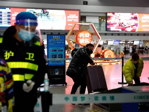 WHO khuyến cáo đeo khẩu trang trên các chuyến bay đường dài phòng biến thể XBB.1.5