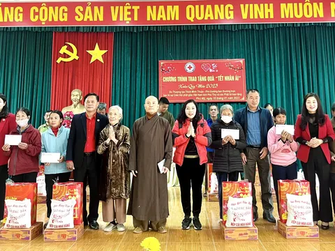 Phú Thọ: Trao quà Tết Xuân Quý Mão 2023 tại huyện Phù Ninh