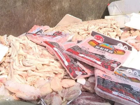 Phú Thọ: Phát hiện 4 tấn thực phẩm gồm bánh kẹo, giò chả bốc mùi chuẩn bị tuồn ra thị trường
