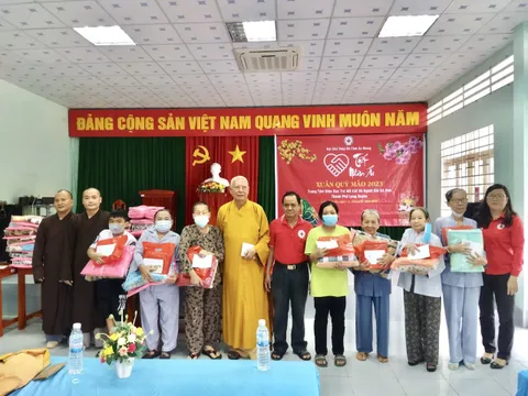 An Giang: Tặng 100 phần quà tại Trung tâm giáo dục trẻ mồ côi và người già cô đơn TP Long Xuyên