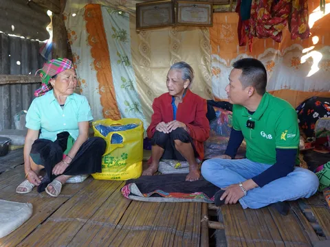 Hành trình “Tết chạm” tặng quà cho bà con vùng xa