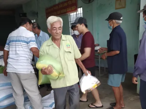 Long An: Tặng quà cho hộ nghèo, khó khăn tại xã Nhị Thành
