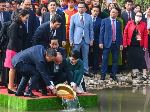 Chủ tịch nước Nguyễn Xuân Phúc cùng kiều bào dâng hương, thả cá chép tiễn ông Táo