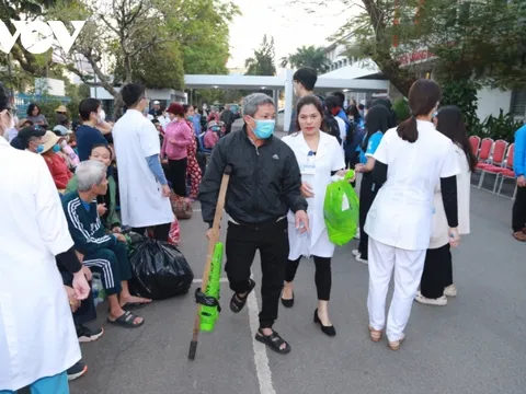 “Chuyến xe yêu thương” đưa 150 bệnh nhân nghèo về quê đón Tết