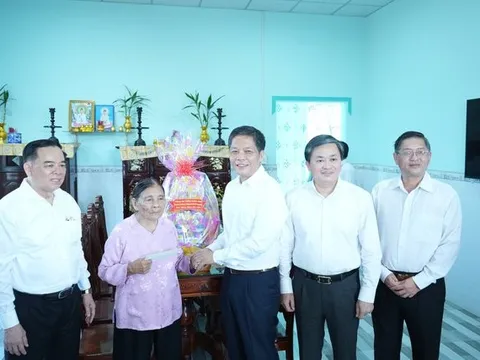 Trưởng Ban Kinh tế Trung ương chúc Tết Mẹ Việt Nam anh hùng và hộ nghèo tại Bến Tre